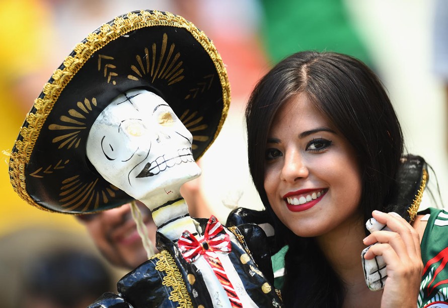 CĐV xinh đẹp của Mexico tạo dáng bên hình nộm thần chết