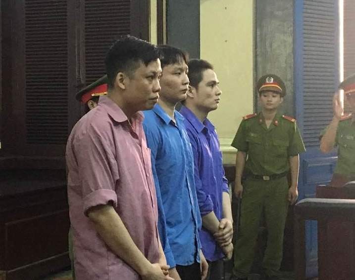 Cựu công an Hà Tuấn Anh (áo hồng) cùng 2 bị cáo tại tòa. Ảnh: Tân Châu