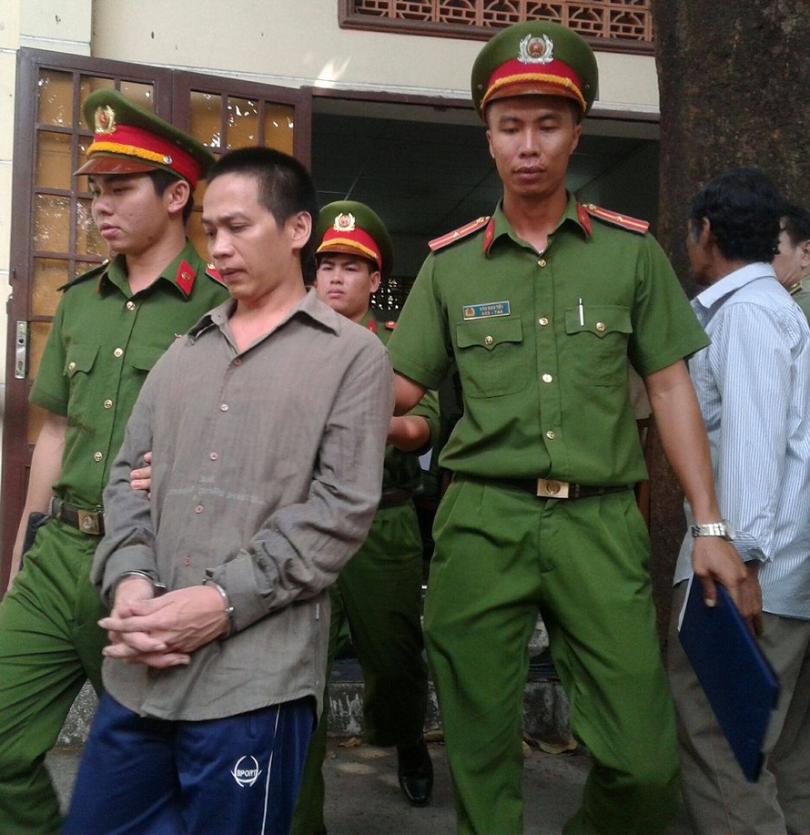 Dẫn giải 'Yêu râu xanh' Nguyễn Long Thanh sau phiên tòa. Ảnh: Tân Châu