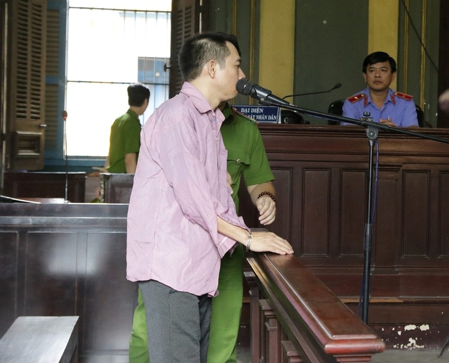 Gã con rể sát hại cha mẹ vợ Trịnh Chí Kiên tại tòa. Ảnh: Tân Châu