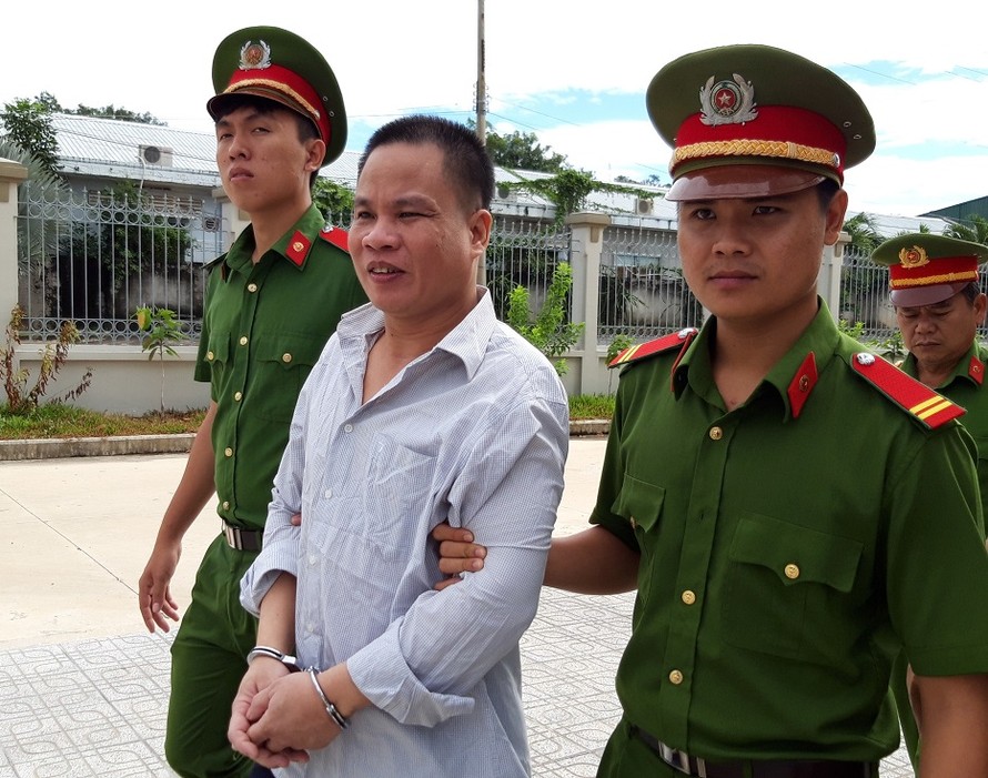 Dẫn giải bị cáo Hiền sau ngày xét xử. Ảnh: Tân Châu