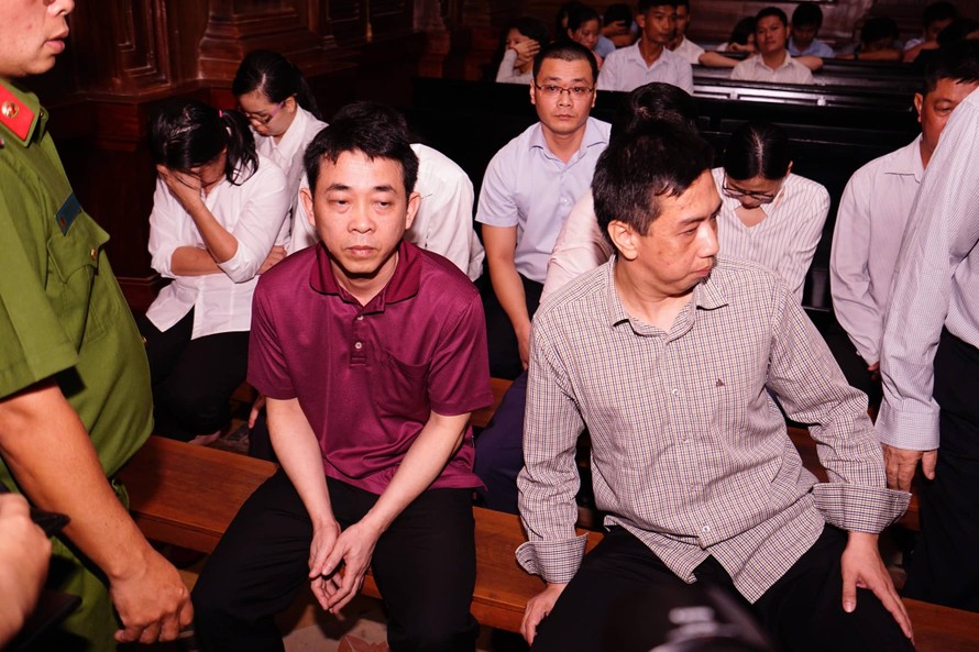 Hai bị cáo Nguyễn Minh Hùng và Võ Mạnh Cường tại tòa hôm nay 24/9. Ảnh: Tân Châu