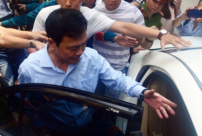 Cựu Viện phó Viện KSND TP Đà Nẵng - bị cáo Nguyễn Hữu Linh đến phiên xử sơ thẩm. Ảnh: Tân Chậu.