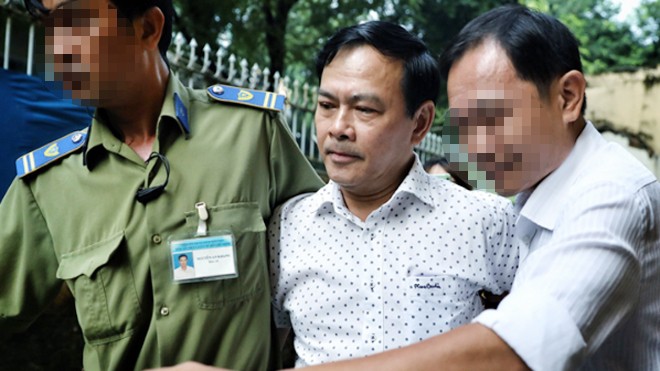 Cựu phó Viện trưởng VKSND TP Đà Nẵng - bị cáo Nguyễn Hữu Linh được bảo vệ tòa đưa vào phòng xử. Ảnh: VnExpress