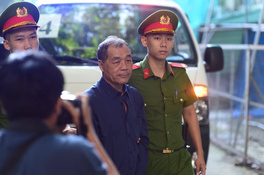 Ông Trầm Bê tại phiên xử sơ thẩm hồi tháng 7/2020. Ảnh: Tân Châu.