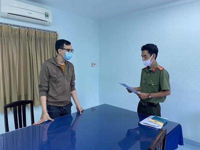 Dương Tân Hậu thời điểm cảnh sát tống đạt quyết định khởi tố bị can.