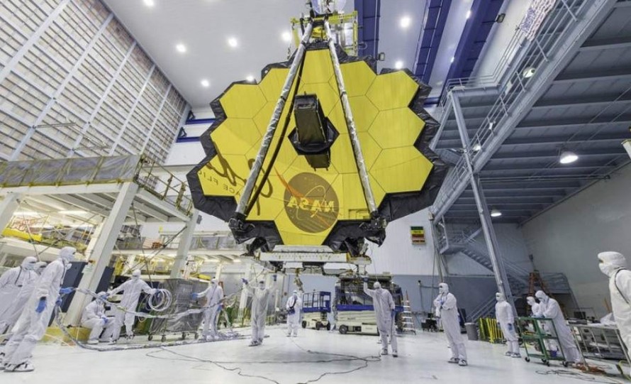 NASA lắp ráp kính thiên văn dát vàng