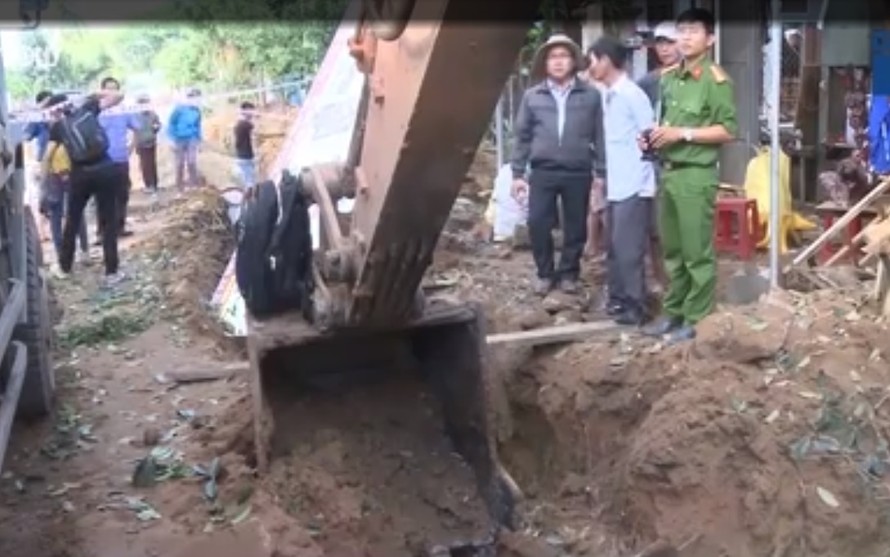 Xúc đất trúng bom gây nổ kinh hoàng giữa khu dân cư