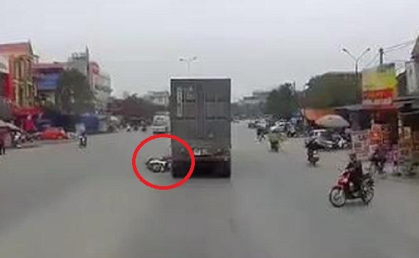 Clip: Xe máy SH tự ngã ra đường, 2 người tử vong dưới bánh container