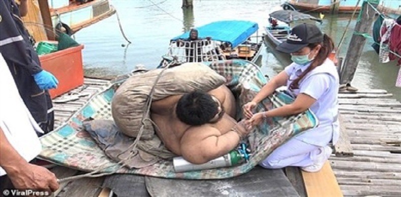 30 người hợp sức giải cứu chàng trai Thái Lan nặng 300kg