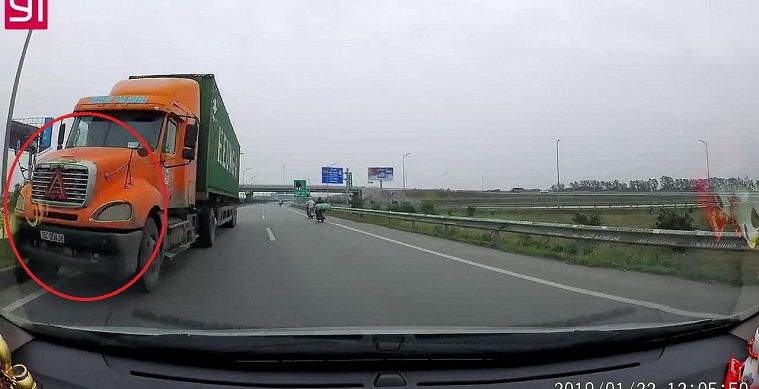 Clip: Container đi ngược chiều kiểu giết người trên cao tốc Hà Nội - Bắc Giang