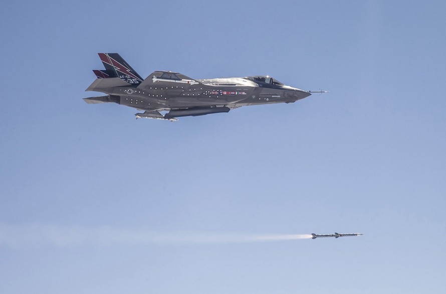 Khoảnh khắc chiến đấu cơ F-35B phóng “sát thủ diệt chim sắt” AIM-120