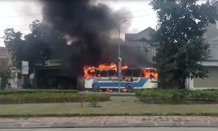 VIDEO: Xe chở công nhân bốc cháy ngùn ngụt trên đường phố Quảng Ninh