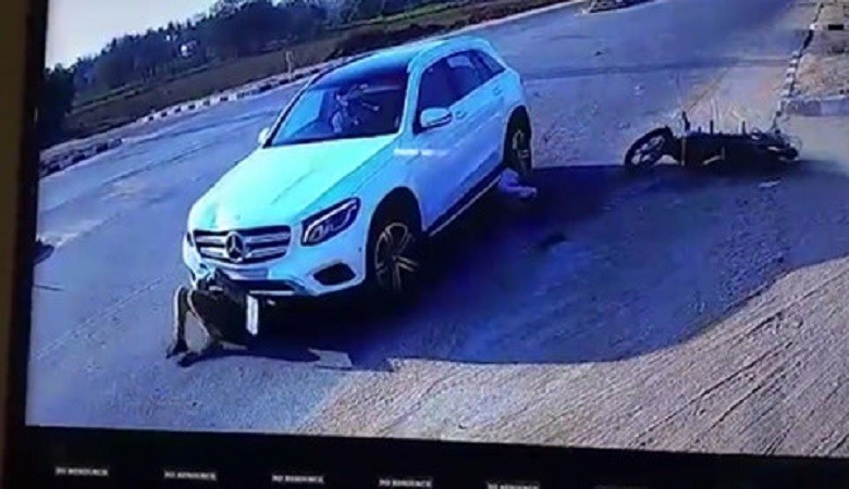 Hai người thoát chết thần kỳ khi bị Mercedes đâm, kéo lê trên đường