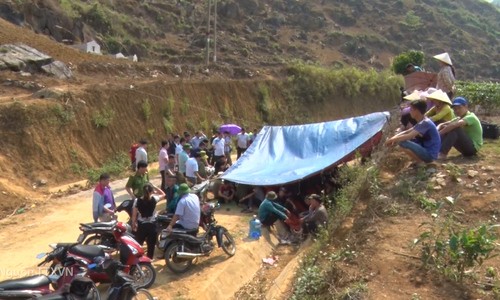 Hơn trăm người lập chốt chặn xe chở rác vào bãi ở Lai Châu