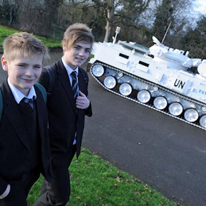 Ông bố của năm: Lái xe tăng 17 tấn chở con đi học