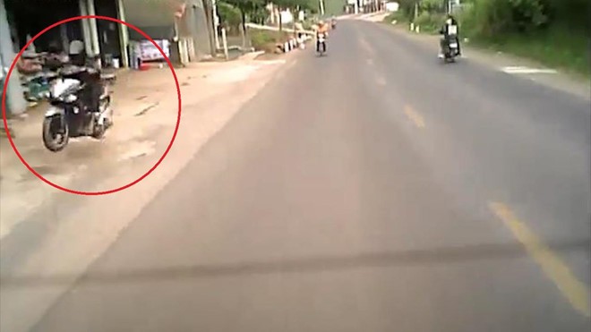 Xe máy loạng choạng rồi phi thân lên vỉa hè ngã lộn vòng