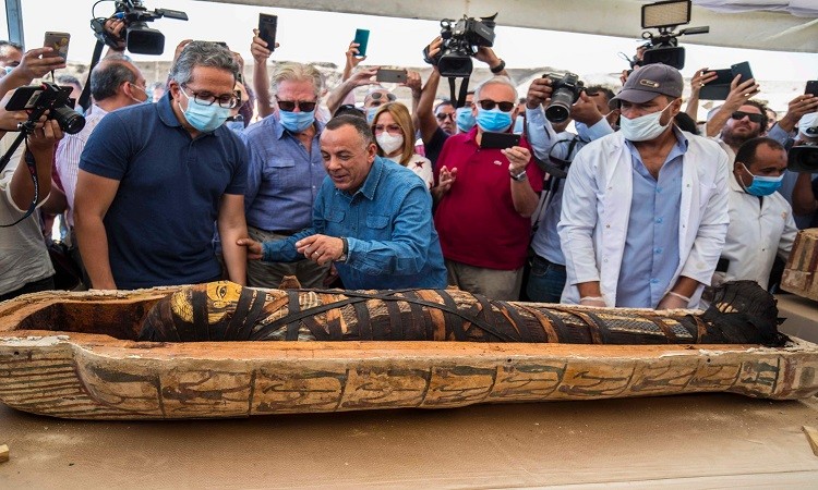 Khoảnh khắc mở nắp quan tài chứa xác ướp Ai Cập