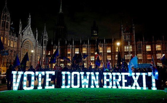 Người biểu tình phản đối Brexit tụ tập trước tòa nhà Quốc hội Anh hôm thứ Hai tuần này. (Ảnh: Getty Images)