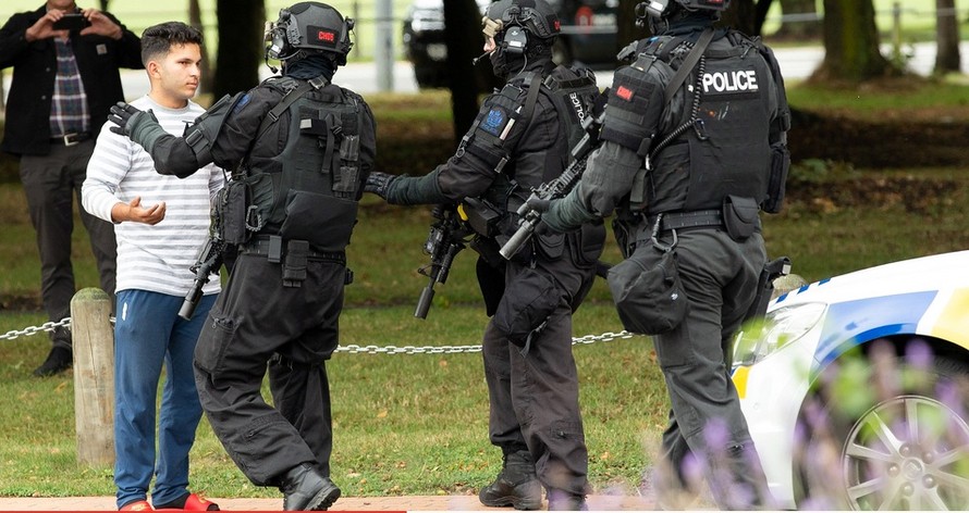 Cảnh sát chặn một người dân tiếp cận hiện trường vụ khủng bố. (Ảnh: Reuters)