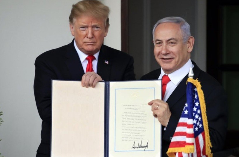 Tổng thống Mỹ Donald Trump và Thủ tướng Israel Benjamin Netanyahu cùng giơ quyết định của Mỹ công nhận chủ quyền của Irael đối với Cao nguyên Golan hôm 25/3. (Ảnh: AP)