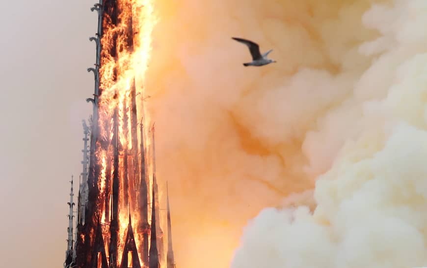 Hình ảnh tháp Mũi tên của Nhà thờ Đức Bà bốc cháy ngùn ngụt. (Ảnh: Reuters)
