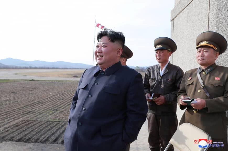 Chủ tịch Triều Tiên Kim Jong Un thị sát một cuộc diễn tập quân sự hôm 16/4 tại địa điểm không được công bố. (Ảnh:KCNA)