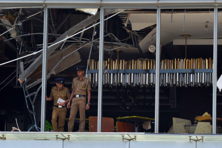 Hiện trường tan hoang sau vụ nổ ở khách sạn Shangri-La Colombo. (Ảnh: SCMP)