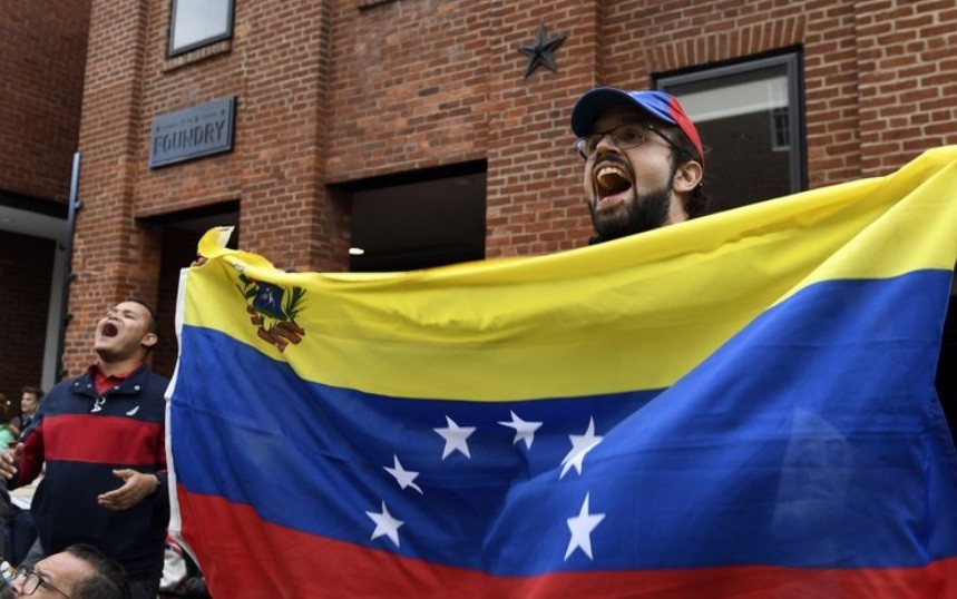 Biểu tình trước Đại sứ quán Venezuela ở Washington hôm 14/5. (Ảnh: AP)