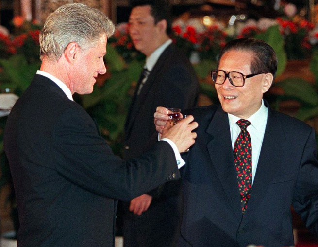 Tổng thống Mỹ Bill Clinton trong cuộc gặp Chủ tịch Trung Quốc Giang Trạch Dân. (Ảnh tư liệu)