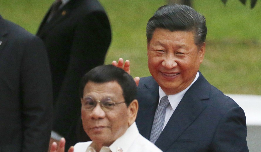 Tổng thống Philippines Rodrigo Duterte (trái) và Chủ tịch Trung Quốc Tập Cận Bình.(Ảnh: SCMP)