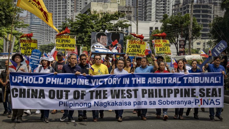 Một cuộc biểu tình trước đại sứ quán Trung Quốc ở Manila ngày 12/7. (Ảnh: Getty Images