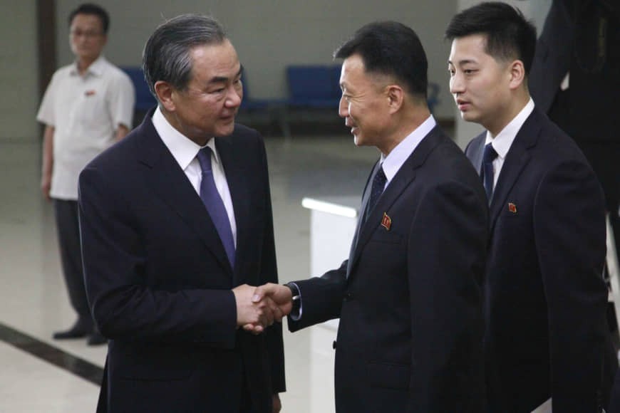 Ông Vương Nghị được đón tại sân bay Bình Nhưỡng hôm 2/9. (Ảnh: AP)