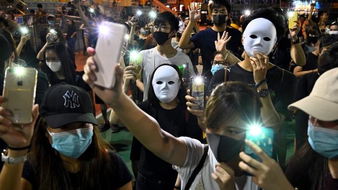 Người biểu tình Hong Kong bất chấp lệnh cấm đeo khẩu trang, mặt nạ khi biểu tình hoặc tụ tập đông người. (Ảnh: Philip Fong)