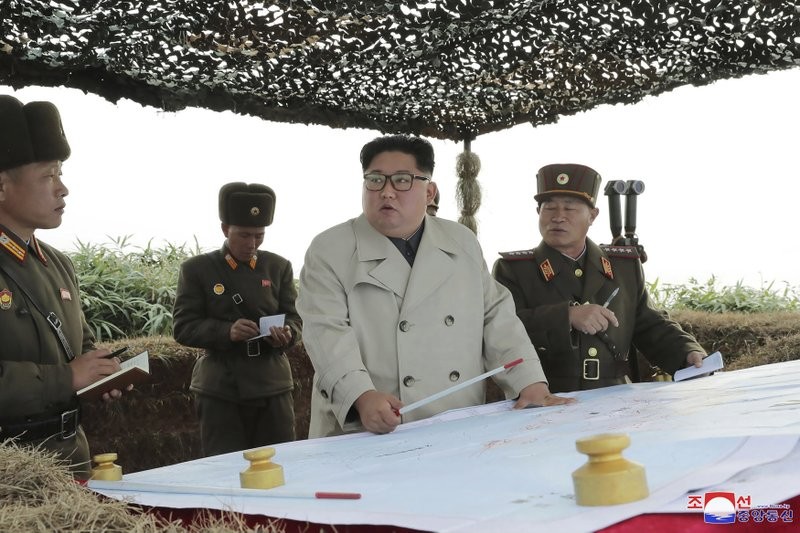 Ông Kim Jong Un đi kiểm tra đơn vị trên đảo Changrin. (Ảnh: KCNA)