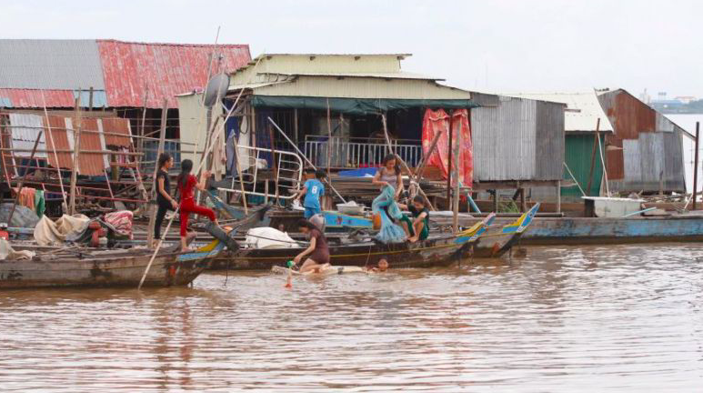 Cộng đồng người Việt sống trên Biển Hồ phải di dời nơi ở do chủ trương mới của chính phủ Campuchia. (Ảnh: Phnompenh Post)