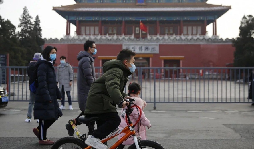 Người dân đeo khẩu trang khi ra đường phố ở Bắc Kinh. (Ảnh: EPA)