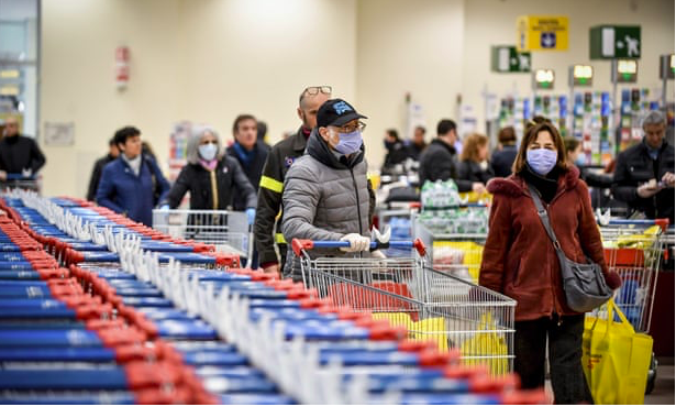 Người dân đeo khẩu trang khi đi mua hàng trong một siêu thị ở TP Milan. (Ảnh: AP)