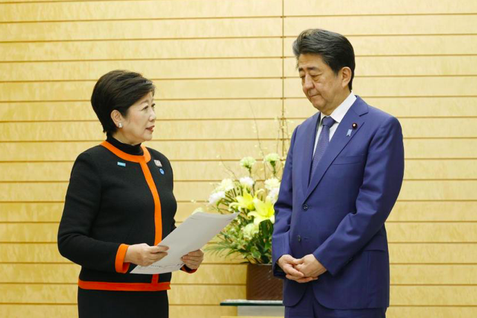 Thống đốc Tokyo gặp Thủ tướng Abe Shinzo ngày 26/3 để bàn các biện pháp đối phó dịch COVID-19. (Ảnh: Kyodo)