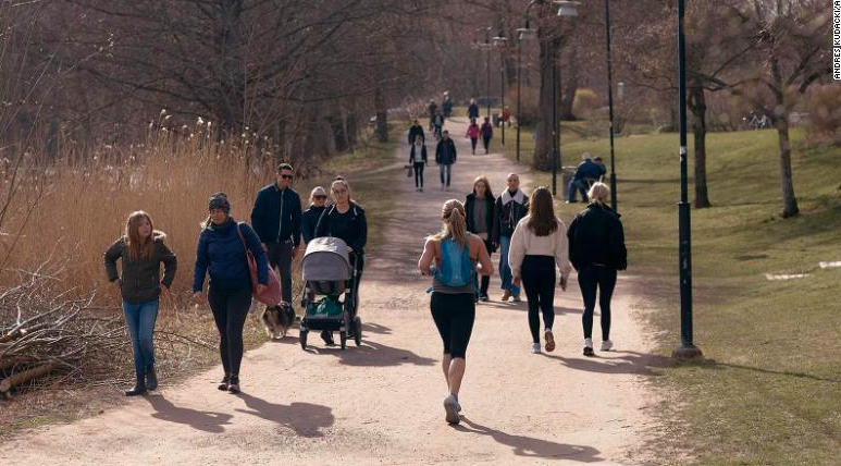 Người dân đi dạo trong một công viên ở Thuỵ Điển. (Ảnh: CNN)