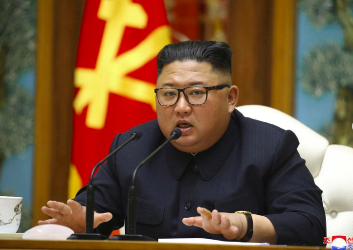 Hình ảnh ông Kim Jong Un chủ trì cuộc họp của bộ chính trị ngày 11/4 được báo chí Triều Tiên đăng tải. (Ảnh: KCNA)