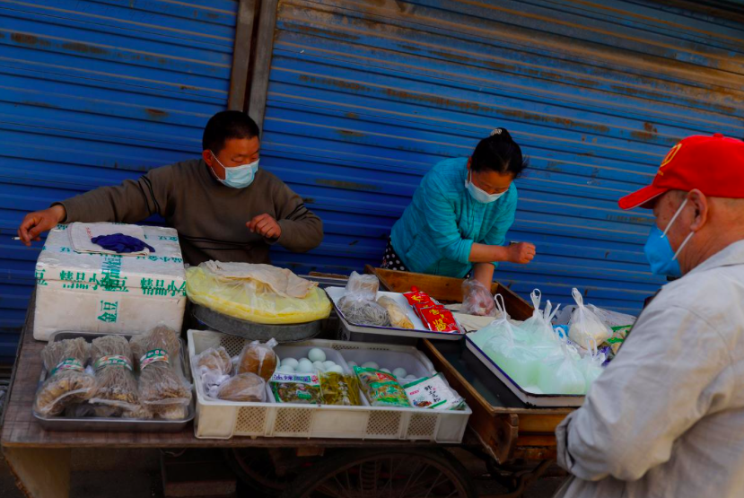 Một cửa hàng bán đồ ăn trên phố ở Bắc Kinh ngày 24/4. (Ảnh: Reuters)