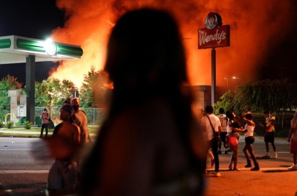 Cảnh sát Atlanta đang truy tìm người đốt nhà hàng Wendy's. (Ảnh: Reuters)