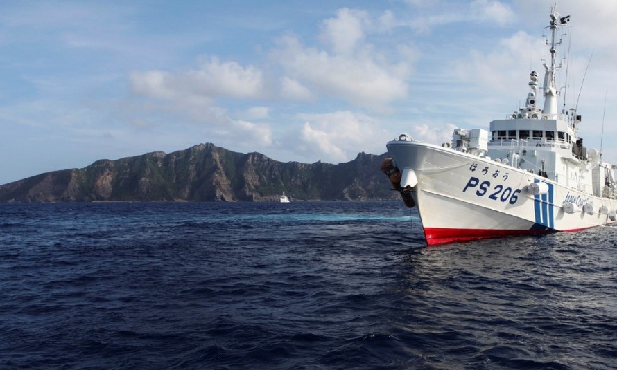 Một tàu Nhật Bản tuần tra gần quần đảo Senkuaku/Điếu Ngư. (Ảnh: Reuters)