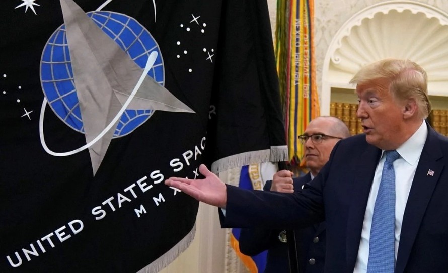 Tổng thống Mỹ Donald Trump đứng trước lá cờ của lực lượng vũ trụ Mỹ hồi tháng 5. (Ảnh: Reuters)