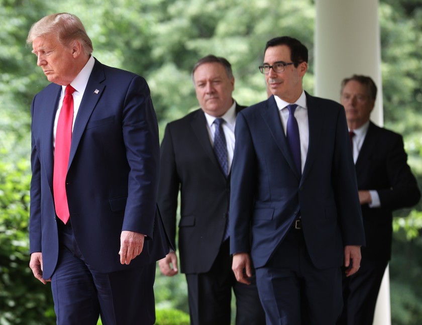 Tổng thống Mỹ Donald Trump và các trợ lý. (Ảnh: Getty Images)