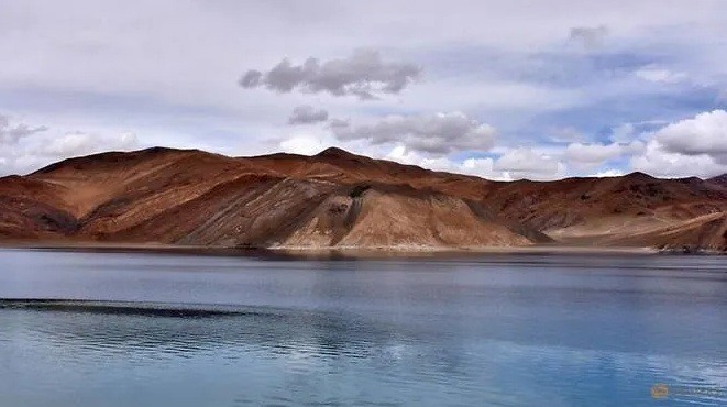 Hồ Pangong Tso ở vùng Ladakh. (Ảnh: Reuters)