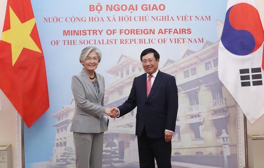 Phó Thủ tướng Phạm Bình Minh đón tiếp Ngoại trưởng Hàn Quốc Kang Kyung Wha. (Ảnh: Mofa)