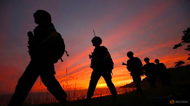 Lính hải quân Hàn Quốc đi tuần trên đảo Yeonpyeong. (Ảnh: Reuters)