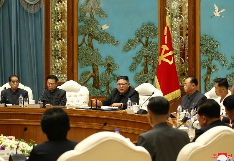 Ông Kim Jong Un chủ trì cuộc họp của Bộ chính trị hôm 5/10. (Ảnh: KCNA)